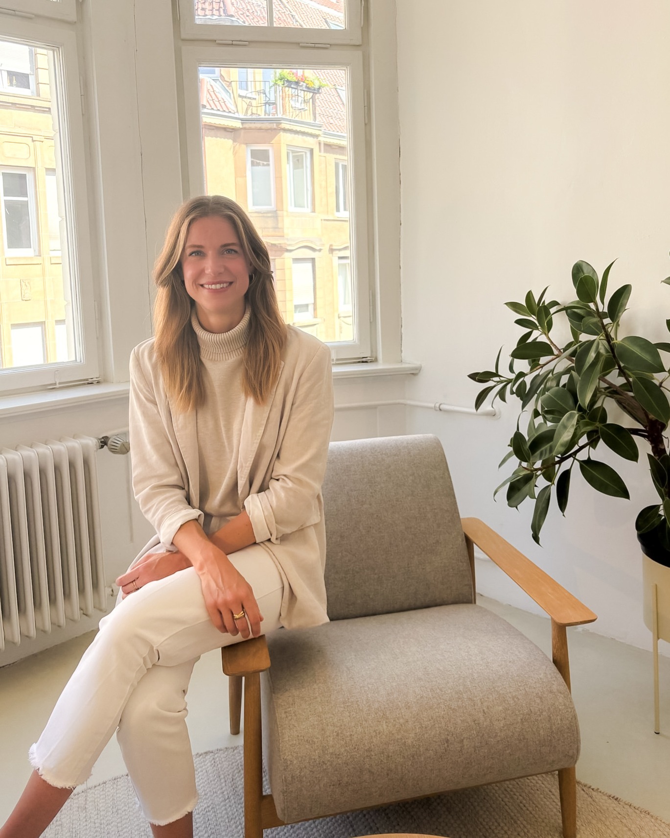 Carina Hodruß in der Praxisräumlichkeit von Fokus Darm